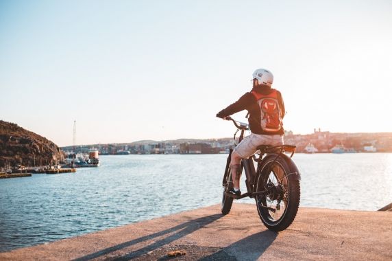 Rowery elektryczne a zrównoważony styl życia – dlaczego warto zamienić samochód na rower elektryczny?