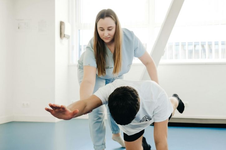 Kiedy rehabilitacja ambulatoryjna nie wystarczy – czego nie mówią ci w przychodni